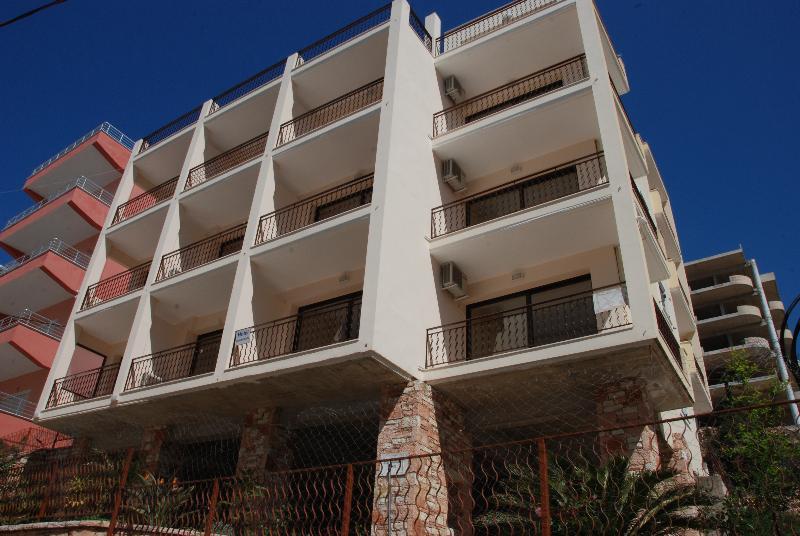 Nikos Hotel And Apartments Саранда Экстерьер фото
