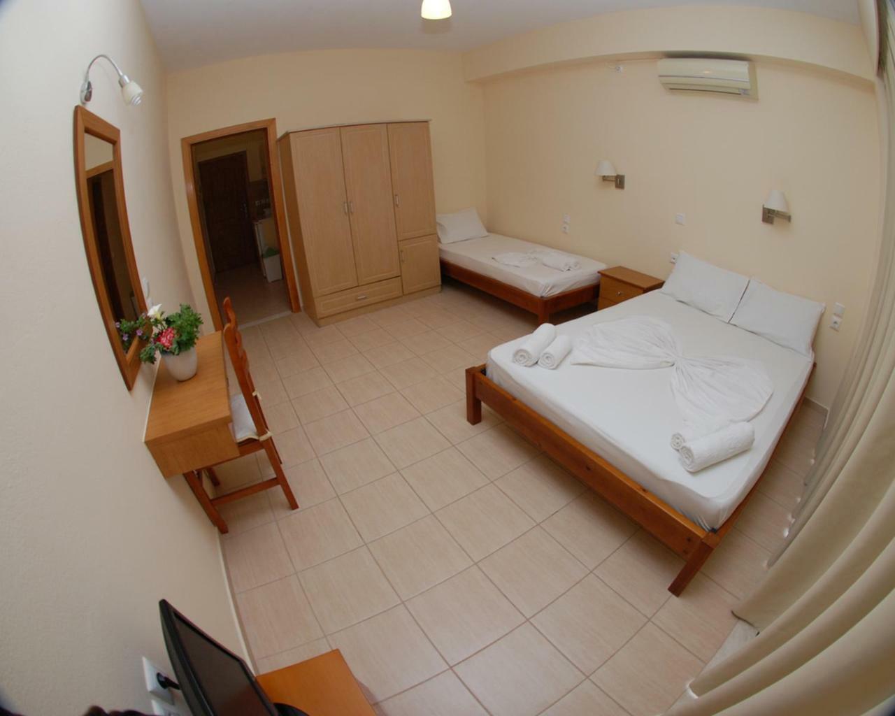 Nikos Hotel And Apartments Саранда Экстерьер фото