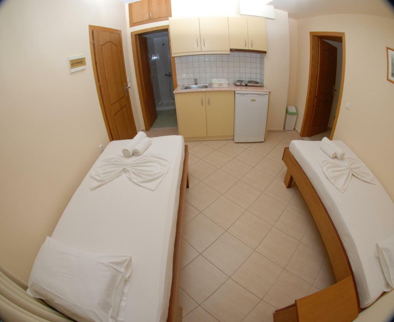 Nikos Hotel And Apartments Саранда Экстерьер фото