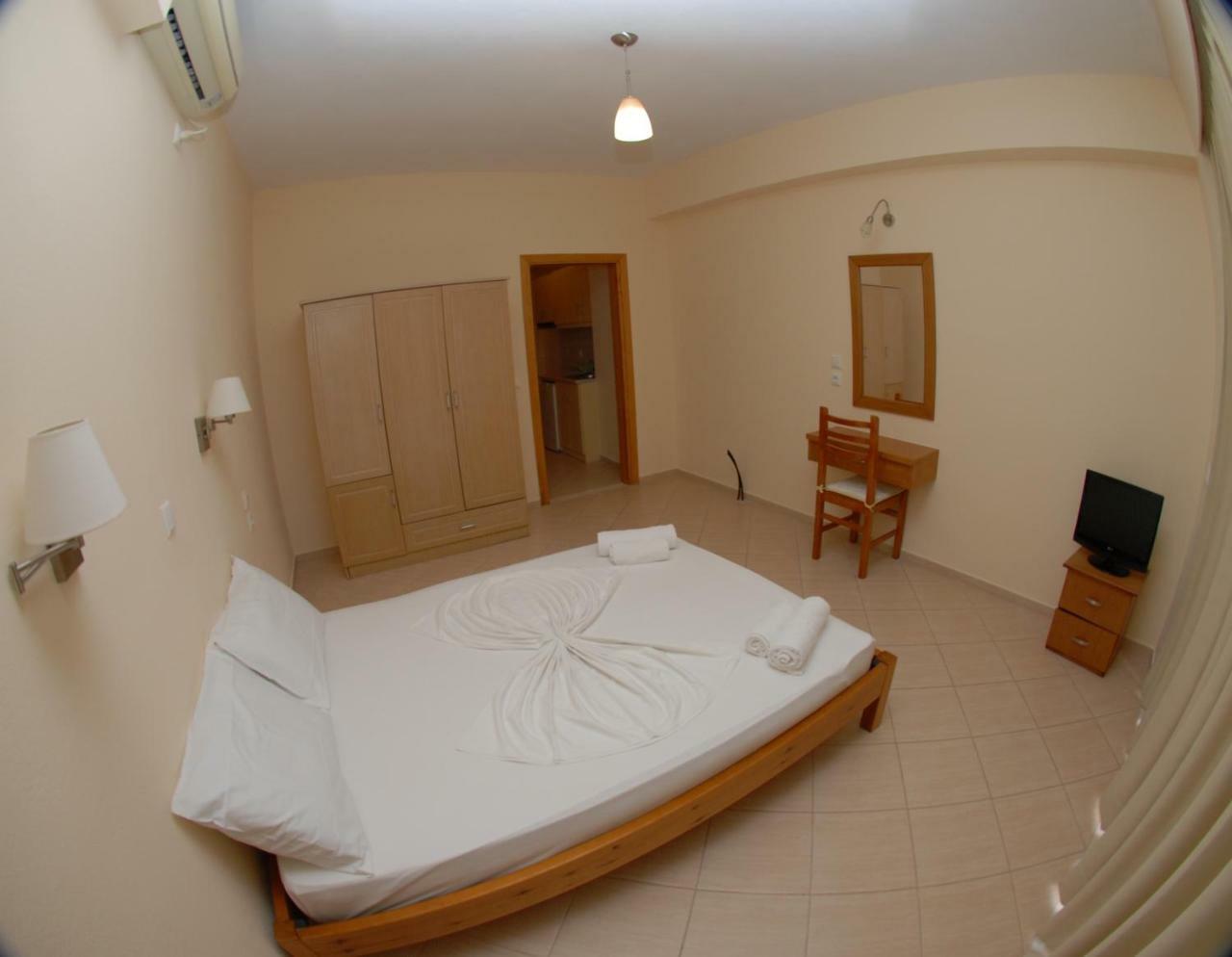 Nikos Hotel And Apartments Саранда Экстерьер фото