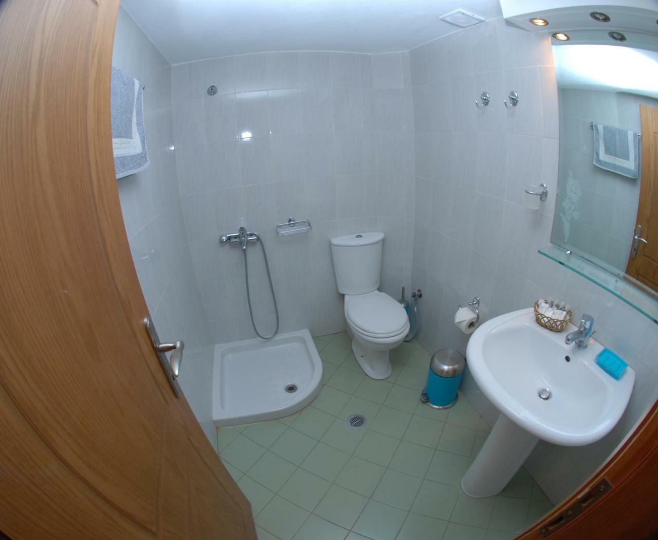 Nikos Hotel And Apartments Саранда Экстерьер фото